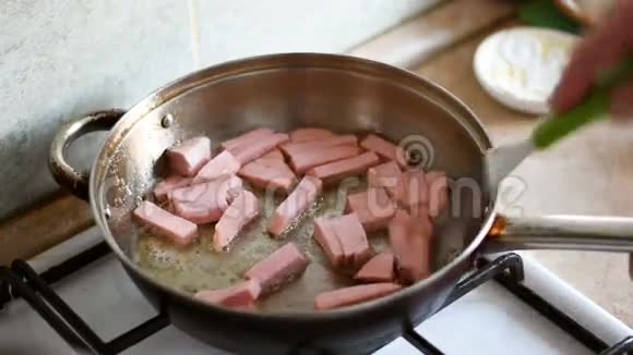 香肠煎在锅里视频的预览图