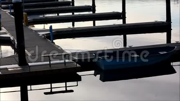 空码头的蓝色小船视频的预览图