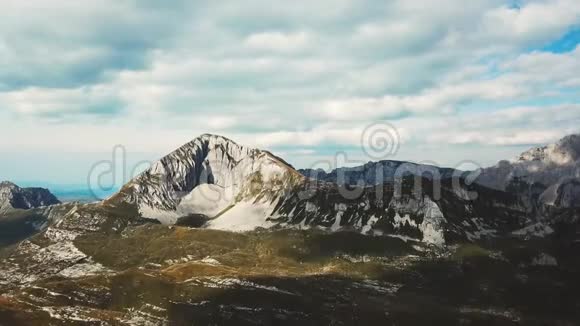 岩石地形的顶部景观绿色与岩石库存岩山侵蚀山景和自然美景视频的预览图