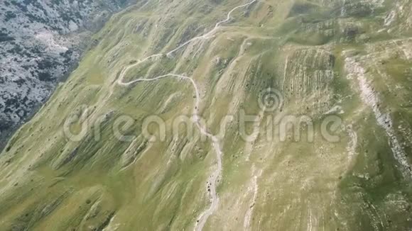 山道俯视图库存危险的蜿蜒公路在山坡上群山中的道路景色令人叹为观止视频的预览图