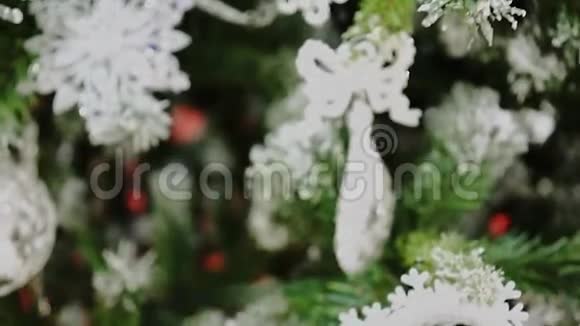 圣诞树上模糊的圣诞装饰品视频的预览图