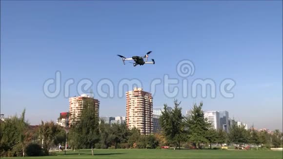 无人机在公园起飞视频的预览图
