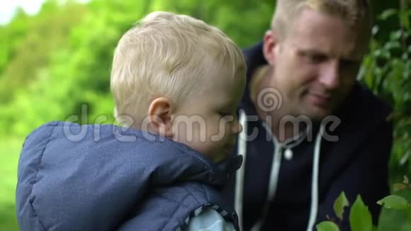 爸爸和儿子一起在公园玩视频的预览图