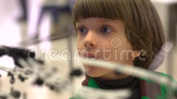 机器人在第四届俄罗斯科学节为孩子们演示这次活动旨在普及科学和视频的预览图