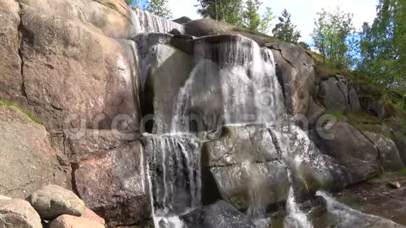 岩石与瀑布接近六月天公园萨波卡芬兰科特卡视频的预览图
