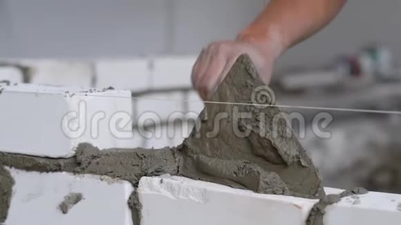 施工工人为墙壁铺设白砖的特写镜头视频的预览图