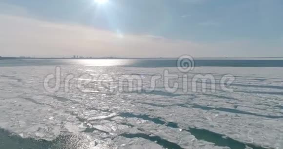 在寒冷的海面上观看冰的空中景色可以看到城市和阳光视频的预览图