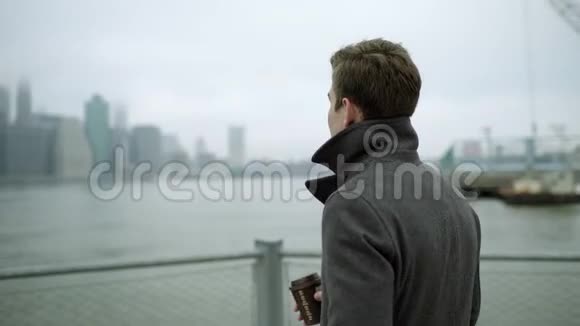 帅哥在喝茶看曼哈顿视频的预览图