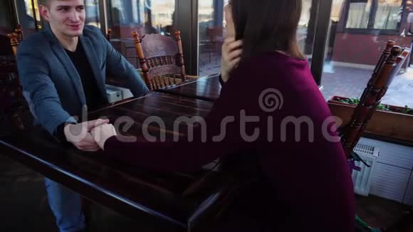 男朋友和女朋友在咖啡馆等订单记得第一次约会视频的预览图
