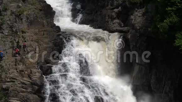 峡谷圣特安妮瀑布视频的预览图