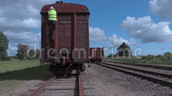 铁路工人在最后一辆货车上使用平板电脑视频的预览图