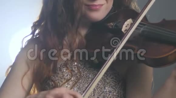 在音乐会上把小提琴交到音乐演奏家手中视频的预览图
