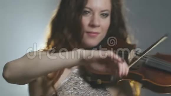 交响乐团的小提琴手视频的预览图