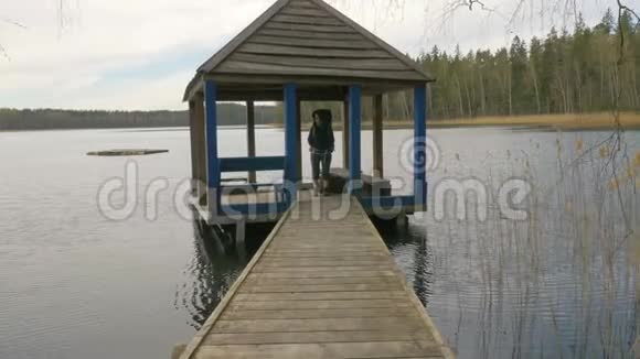 尤努格女孩在湖边的夏季别墅放松斯特迪卡姆射击视频的预览图