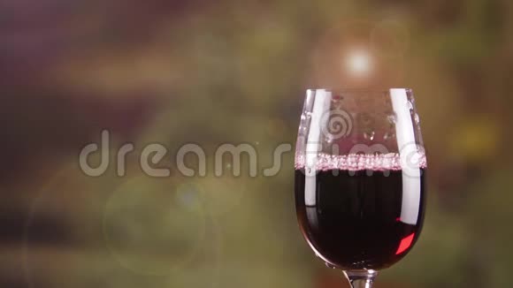 将红酒倒入玻璃杯中以缓慢的气泡破裂一杯葡萄酒视频的预览图