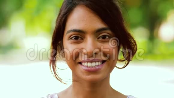 印度妇女户外快乐微笑肖像视频的预览图