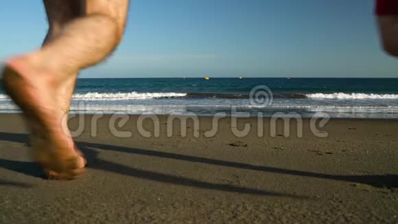 恋爱中的夫妻无忧无虑地跑到海滩上的水里西班牙加那利群岛特内里费海岸图片视频的预览图
