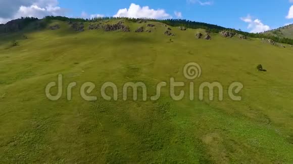 喀喀西亚共和国绿色草地远处丘陵和多云天空的空中景色俄罗斯视频的预览图