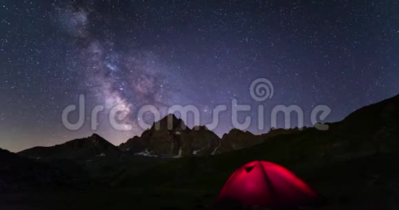 银河时间流逝和星空旋转阿尔卑斯山在夏季M维索3841米皮埃蒙特意大利照明野营t视频的预览图