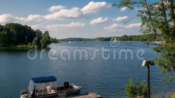 立陶宛特拉凯湖上的帆船视频的预览图