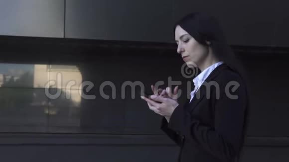 商务女性走路和打电话视频的预览图