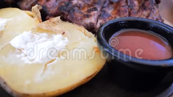 带蔬菜烤架烤锅白奶油红BBQ烧烤架餐厅新鲜空气视频的预览图