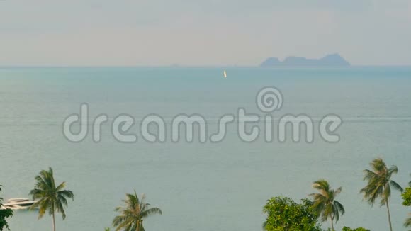 美丽的海洋景观与热带海岸景观从上面摩托艇穿越海洋视频的预览图