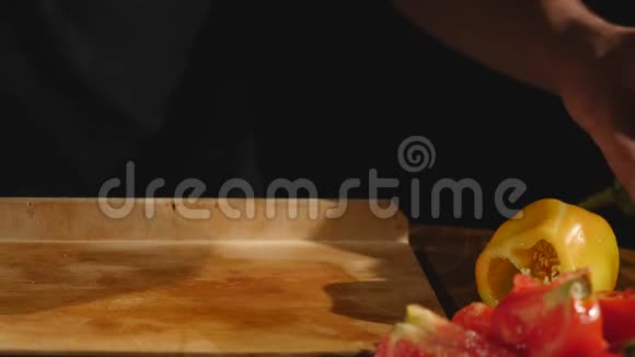 男人手切茄子后面是新鲜蔬菜男性手切茄子烤男子斩杀视频的预览图