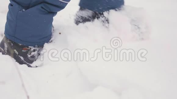 双脚特写镜头穿过深雪在新鲜空气中行走视频的预览图