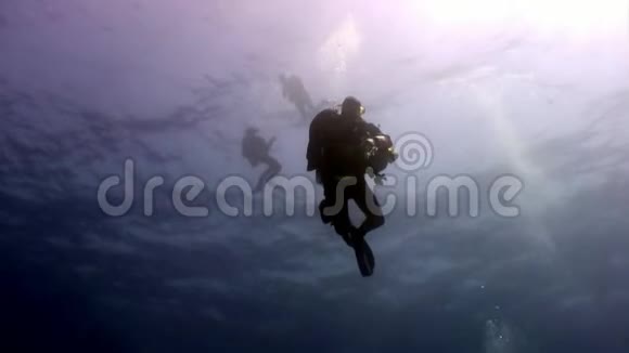 深海潜水者在红海深处游泳的剪影视频的预览图