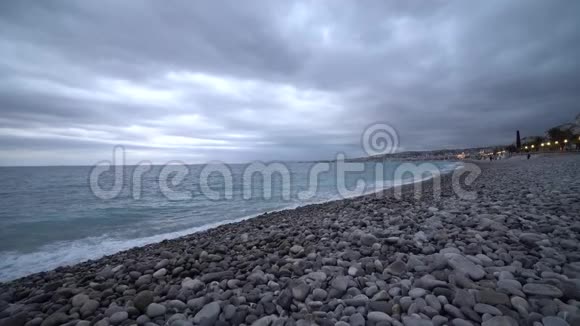 在尼斯河畔的英吉利海峡晚上在地中海上掀起海浪视频的预览图