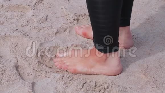 光着女人的脚踩在沙滩上视频的预览图