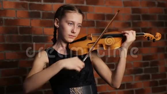 小女孩拉小提琴视频的预览图