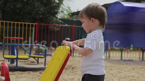 小男孩摇着他的摆动手臂视频的预览图
