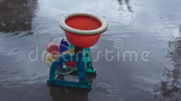 雨中的玩具水磨视频的预览图