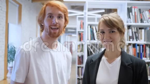 年轻的一对男人和女人挥手欢迎视频的预览图