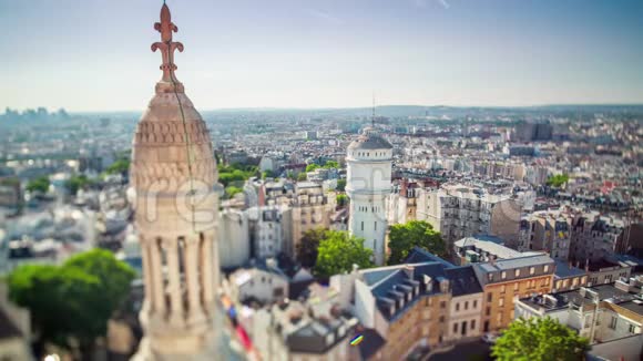 巴黎时间的全景从蒙马特圣心大教堂俯瞰晴天视频的预览图