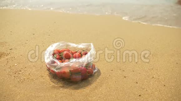 海滩上的草莓大海慢动作视频的预览图