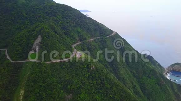 横跨台湾依兰海岸线的道路台北市附近东北海岸的山滩地形鸟瞰图视频的预览图