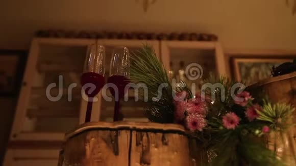 木木木桌上两个酒杯美丽的圣诞节冬季婚礼订婚仪式装饰与蜡烛视频的预览图
