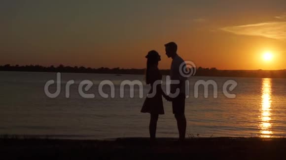 爱的老两口享受浪漫的日落傍晚一起在海滩上跳舞视频的预览图