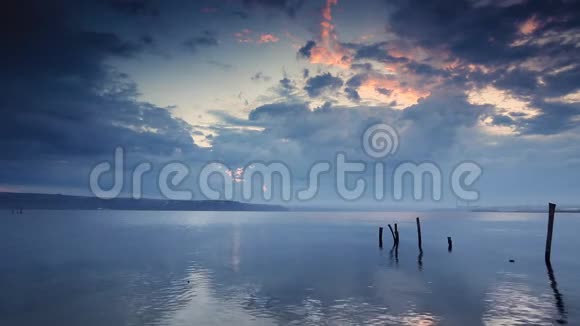 碎木坞和大海水中云的倒影视频的预览图