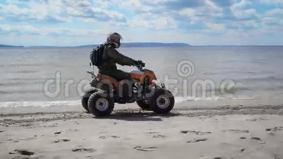 穿着防护装备和头盔的人骑着ATV高速沿着海滨行驶极端的粉丝视频的预览图