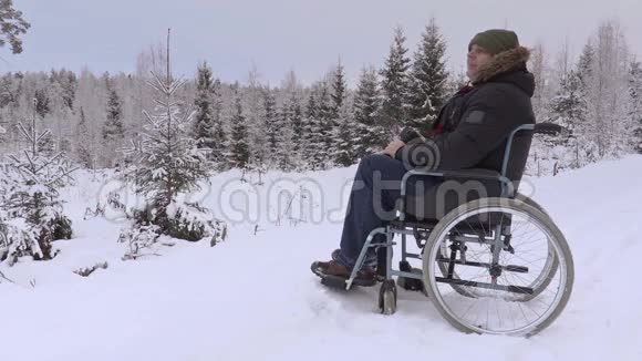 冬季轮椅残疾人使用专业摄像视频的预览图