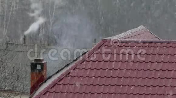 屋顶上的烟囱冒烟房子里都是雪下雪了冬季采暖季视频的预览图