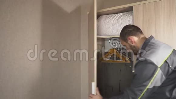工人调整柜门安装五金配件视频的预览图
