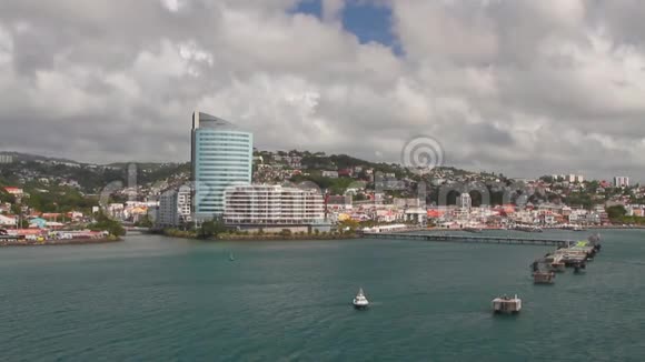 海湾码头和城市法兰西堡马提尼克视频的预览图