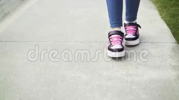 女孩双腿轮滑前景视频的预览图