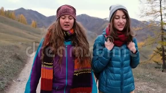 两个女朋友一起登山在野外探险快乐女游客同行视频的预览图