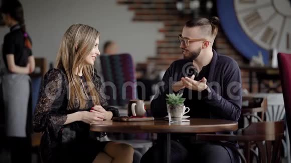 最近认识的一对夫妇在餐馆里开会喝杯咖啡一个漂亮的女人和一个男人调情告诉视频的预览图